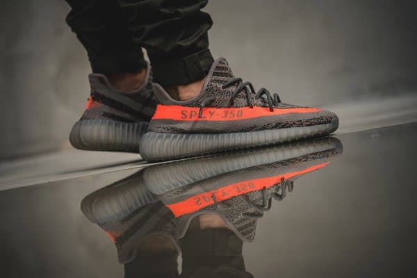 Giới thiệu về sản phẩm giày yeezy 350 v2 chính hãng