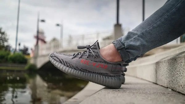 Giới thiệu về sản phẩm giày yeezy 350 v2 chính hãng